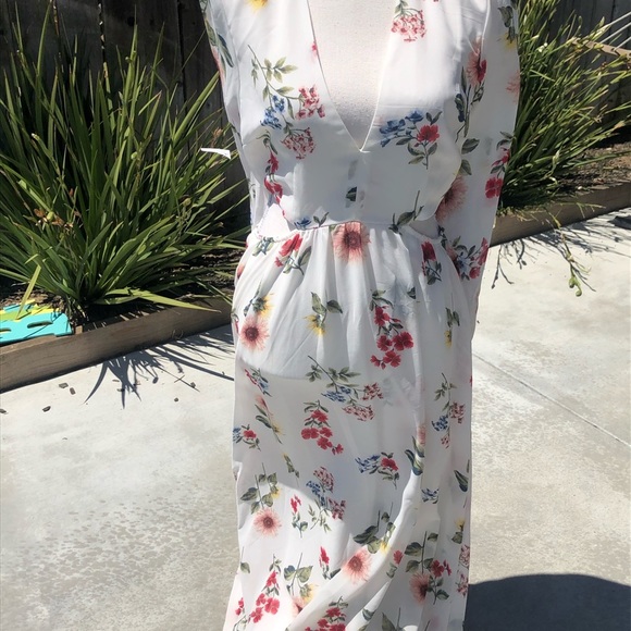 Maxi Dress with small side cut-outs at waist. Very perfect for Spring! 💗 - Picture 3 of 5